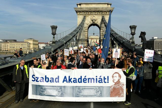 A Magyar Tudományos Akadémia szabadságáért tüntettek csütörtökön Budapesten