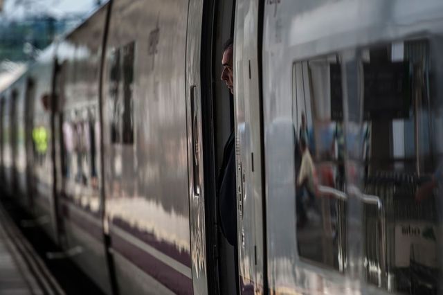 Spagna, Sánchez vara nuove misure anti-inflazione: treni gratis per 3 mesi