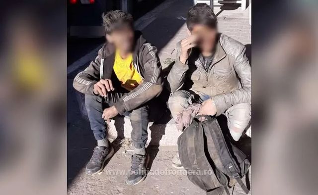 Doi tineri afgani depistați într-un camion ce transporta termopane din Turcia pentru România