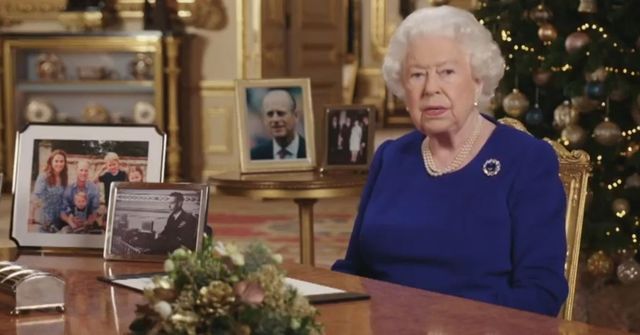 Britská královna v tradičním projevu zhodnotila nesnadný rok