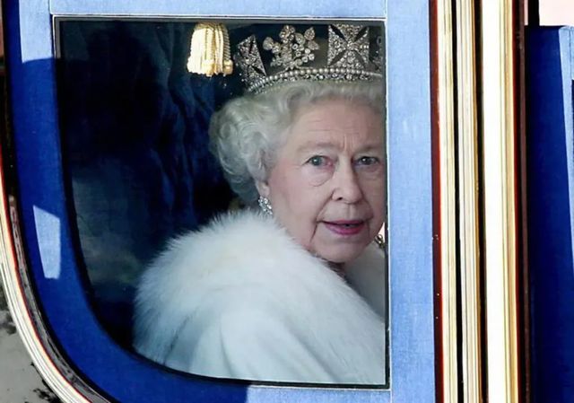 Una estatua ecuestre y un puente de vidrio, en el memorial de Isabel II en Londres