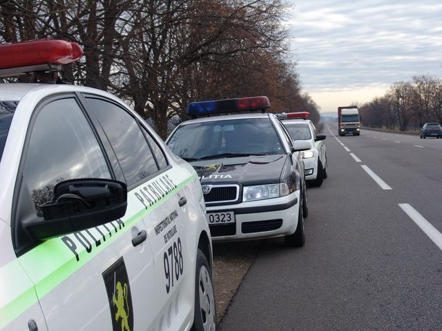 Trei polițiști de patrulare au fost denunțați de un șofer care ar fi fost forțat să le dea mită 1000 de euro