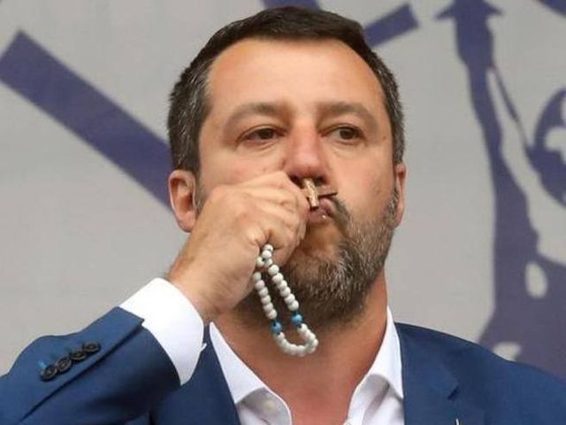 Salvini e il rosario, il cardinale Parolin: «Non invocare Dio per sé»