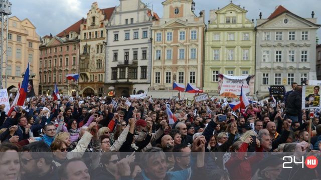 Tízezrek tüntettek a cseh kormány ellen
