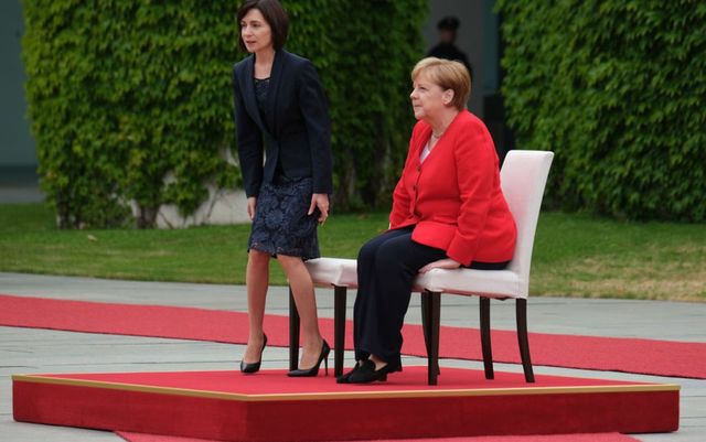 Angela Merkel a stat jos la intonarea imnurilor naționale, la primirea Maiei Sandu