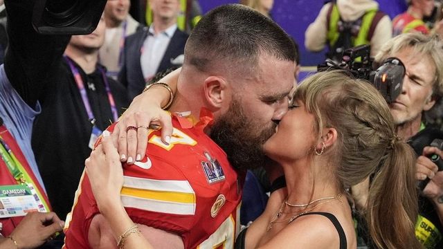 Sör húzóra, szerencsehozó amulett, győzelmi csók – Taylor Swift ellopta a show-t a Super Bowlon