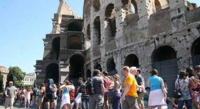 Tenta di scavalcare al Colosseo, turista resta infilzato