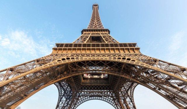 Turnul Eiffel a fost evacuat, după ce un bărbat a fost surprins în timp ce îl escalada