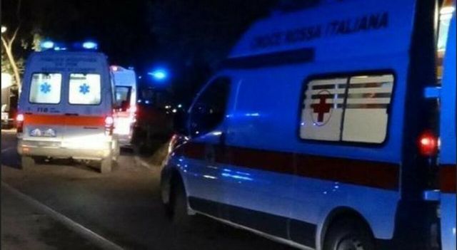 Bimbo di 5 mesi morto in un incidente stradale, auto è finita contro albero per schivare un animale