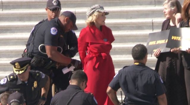 Jane Fonda arrestata a Washington: protestava contro il cambiamento climatico