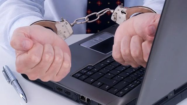 Автора Telegram -канала задержали по подозрению в вымогательстве 800 тысяч рублей у замглавы Королева