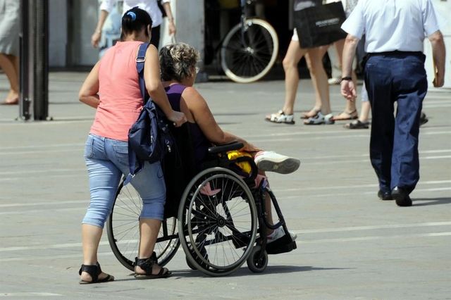 O badantă moldoveancă, reținută în Italia: Fiul bătrânei de care îngrijea o acuză că i-a furat 55 de mii de euro