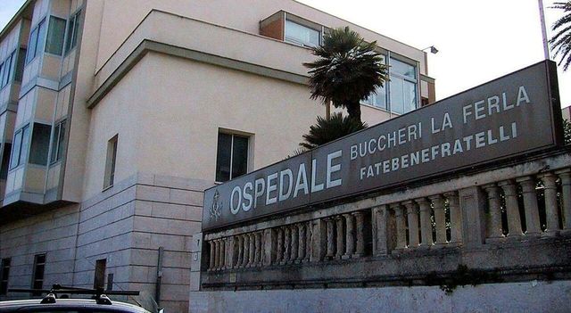 Ragazzina di 14 anni muore a Palermo, portata in ospedale con vestiti intrisi di benzina e segni di violenza sul corpo