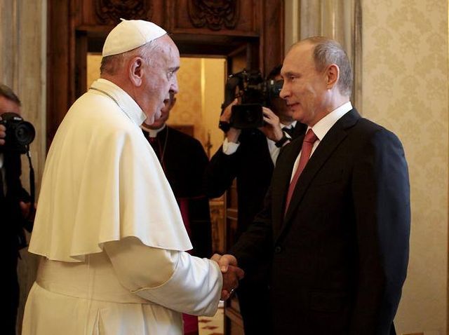 Cremlino: non ci sono accordi su un incontro tra Putin e il Papa