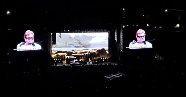 Elton John perde la voce in concerto e scoppia a piangere