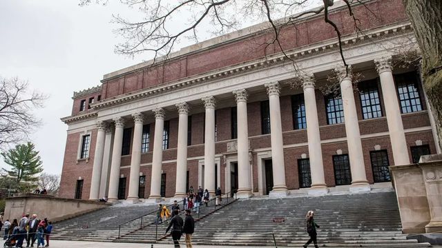 Trump insiste, vogliamo i nomi degli stranieri ad Harvard