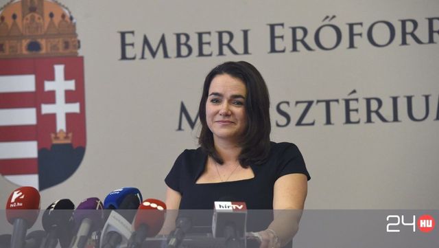 'Családbarát Magyarország' matricát kell tenni a nagycsaládosok támogatással vett autóira