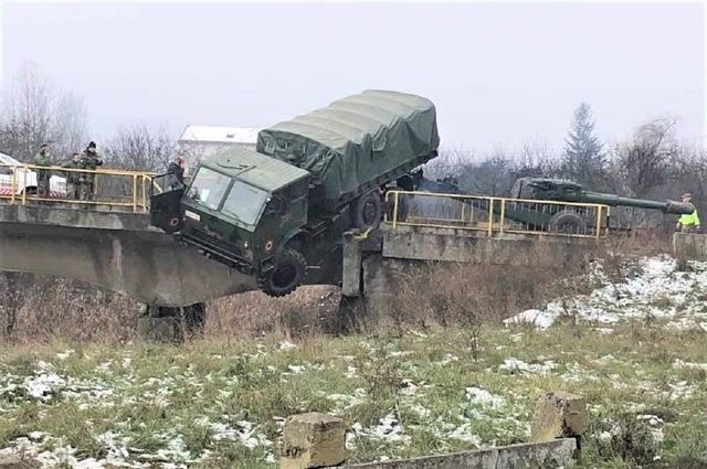 Șoferul unui camion militar care transporta un tun a rămas suspendat pe un pod, la ieșirea din Dej
