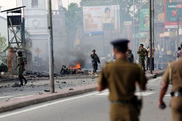 Cel puțin 15 persoane au murit, într-o confruntare a polițiștilor cu militanți islamiști în Sri Lanka