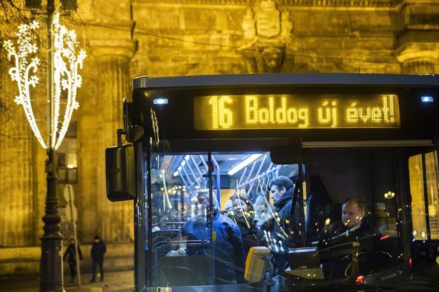 Változik a buszok és a vonatok menetrendje, de a metró egész éjszaka jár – így utazhatunk szilveszterkor