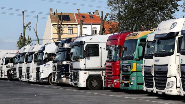 Poliția belgiană a găsit 12 migranți, într-un camion frigorific