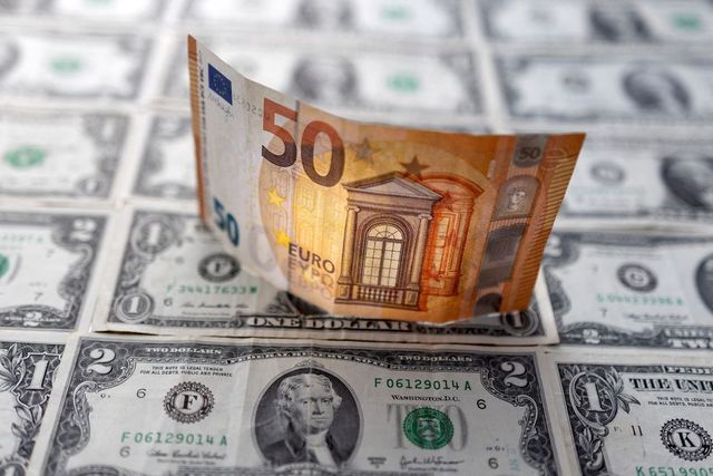 Евро значительно упал в цене в среду