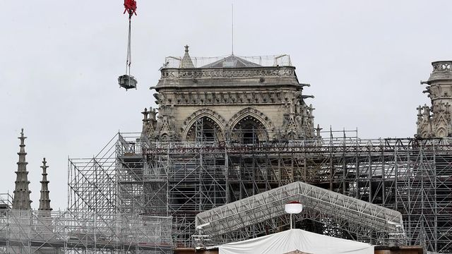 Нотр-Дам-де-Пари освобождают от поврежденных пожаром строительных лесов