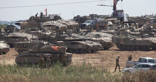 Tancurile israeliene au încercuit jumătatea estică a orașului Rafah