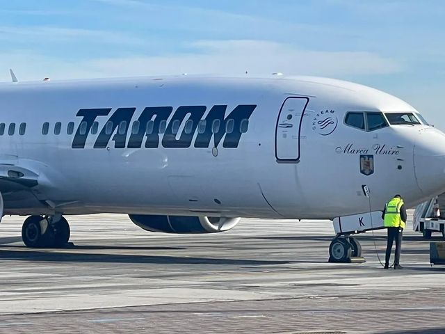 Pasagerii din avionul care a aterizat de urgență stau de ore bune în Aeroportul Timișoara