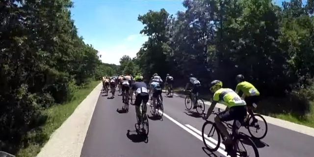 Tömeges bukás történt egy amatőr országúti kerékpárversenyen