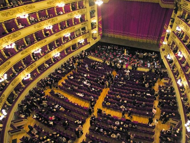 Alla Scala torna in vigore il dress code, via shorts e canotte
