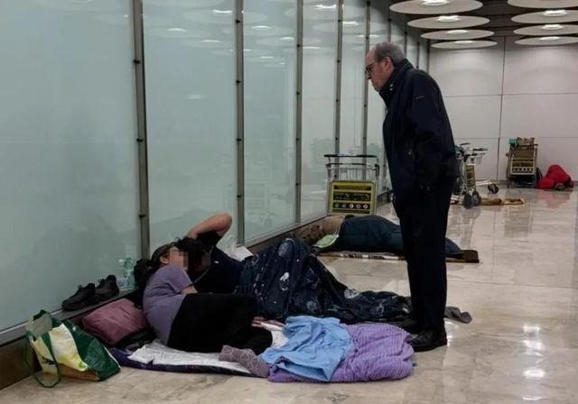 El Defensor del Pueblo reclama a Almeida y a Aena afrontar la situación en Barajas