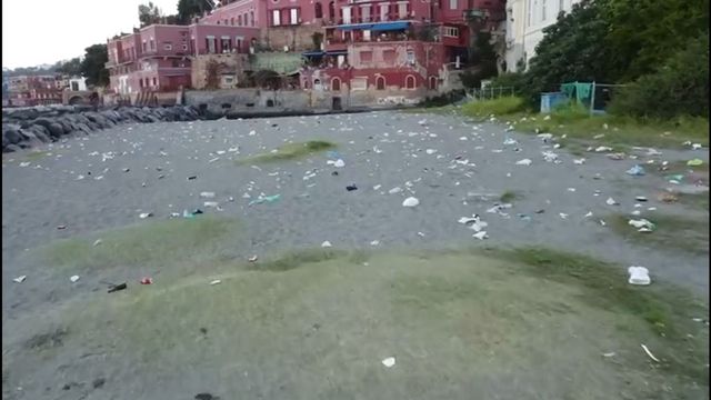 Napoli, dopo l’assalto dei bagnanti sulla spiaggia restano cumuli di rifiuti