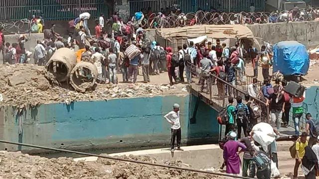 Thousands of migrants gather outside Bandra railway station to catch Bihar-bound train in Mumbai