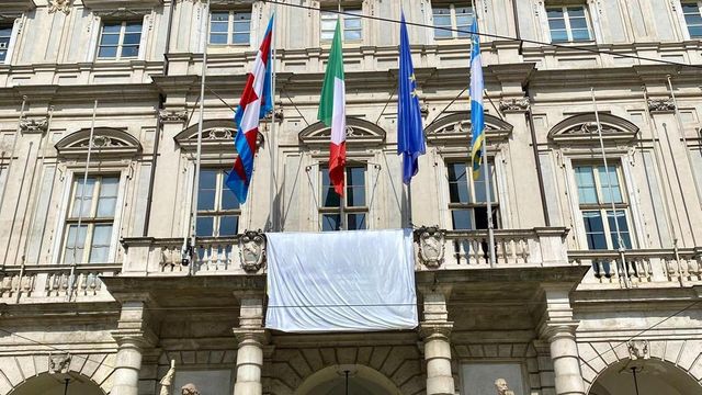 Vittime a Gaza, lenzuola bianche esposte come sudari nelle città italiane
