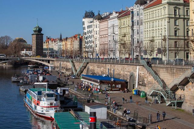 Nábřeží u Karlova mostu ponese jméno Karla Schwarzenberga