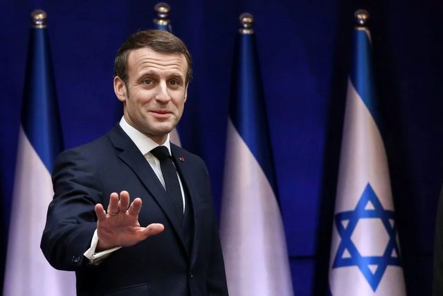 Emmanuel Macron s-a certat cu polițiștii israelieni la intrarea într-o biserică