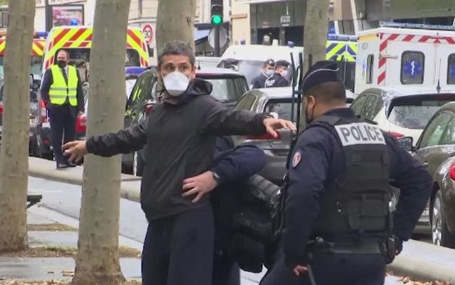 Cine se află în spatele atacului terorist de la Paris. Polițiștii au arestat șapte bărbați