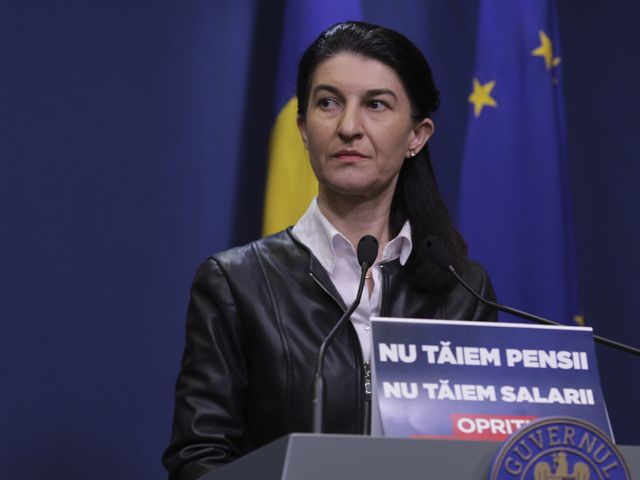 Ministrul Muncii, Violeta Alexandru, a venit în conferință de presă cu un mesaj-protest