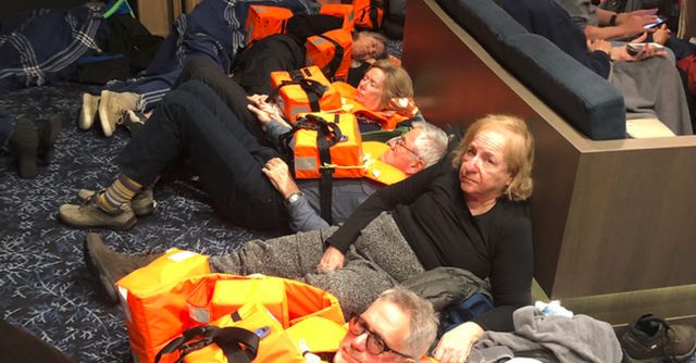 V Norsku pokračovala evakuace pasažérů porouchané výletní lodi