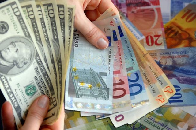 Curtea Europeană de Justiție dă dreptate debitorilor în scandalul creditelor în franci elvețieni