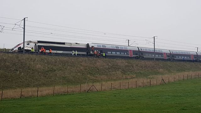 Un tren plin cu călători a deraiat între Bistrița și Cluj