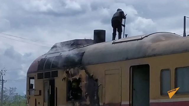 Locomotiva unui tren cu pasageri, cuprins de flăcări