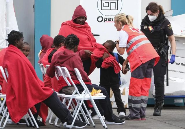 El Gobierno amenaza con la Policía a los barones del PP que rechacen a menores migrantes