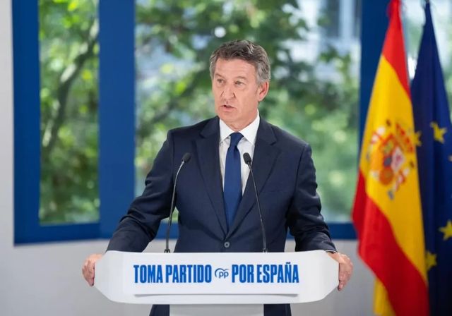 Feijóo, tras las críticas por su frase sobre las vacaciones, recomienda al PSOE: «Tormarse un albariño y descansar»