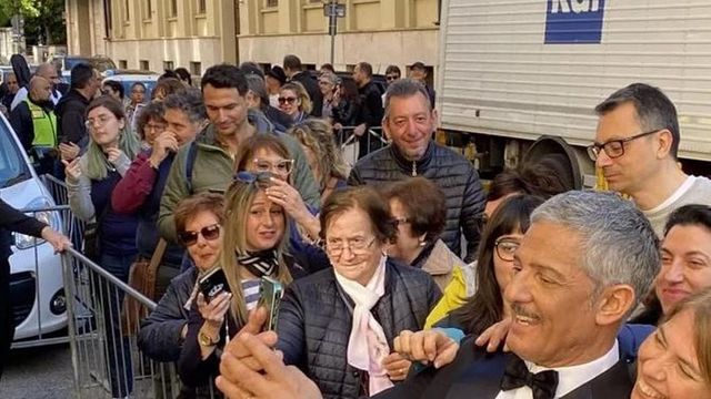 Rai, Fiorello riceve premio Radio 2023 e scherza su ‘daspo’ via Asiago