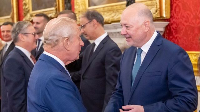 Премиерът Желязков се срещна с крал Чарлз, покани го в България