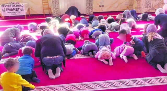 Treviso, bimbi di una paritaria in moschea: polemica della Lega