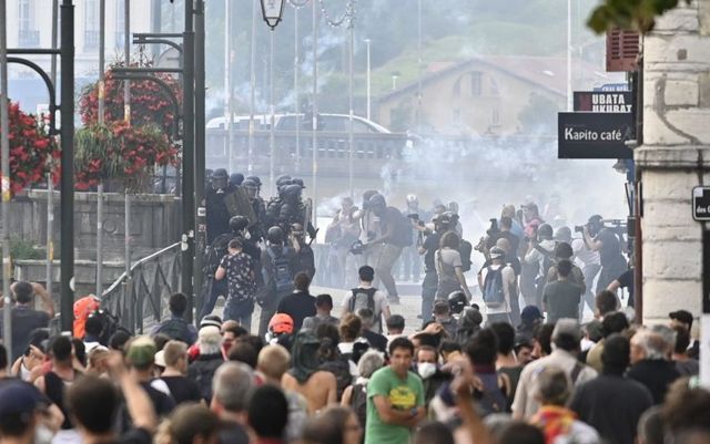 Protestatarii alungați cu tunurile de apă
