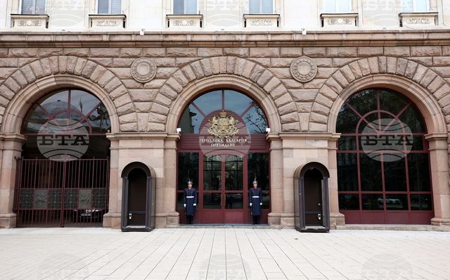 КЗК образува открито производство срещу администрацията на президента